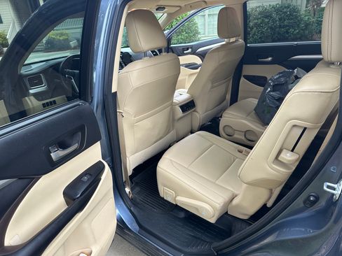 Used 2017 Toyota Highlander XLE image 10