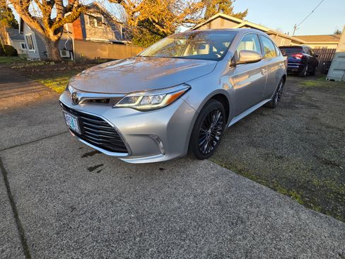 Used 2017 Toyota Avalon XLE Premium image 4