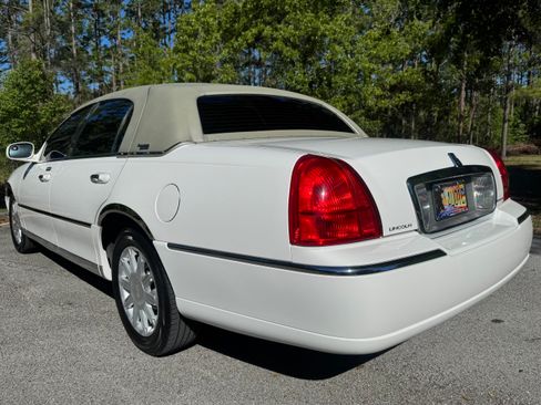 Used 2009 Lincoln Town Car Signature Limited RWD image 10