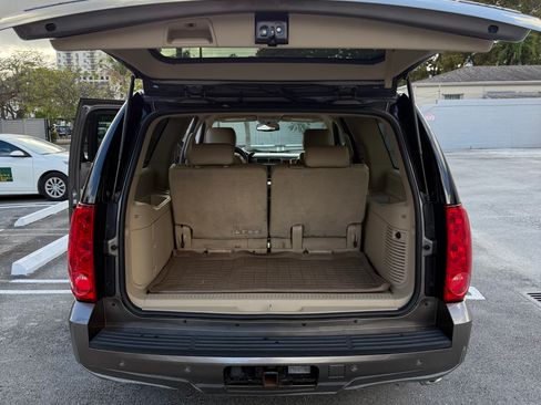 Used 2011 GMC Yukon XL SLT w/ Regional Value Package image 11