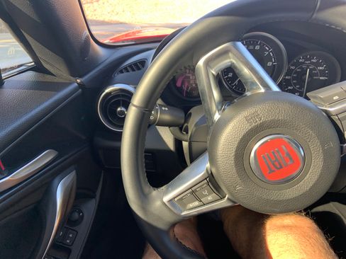 Used 2018 FIAT 124 Spider Classica RWD image 15