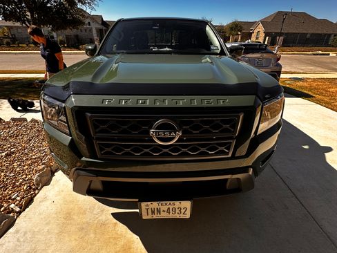 Used 2022 Nissan Frontier SV image 2