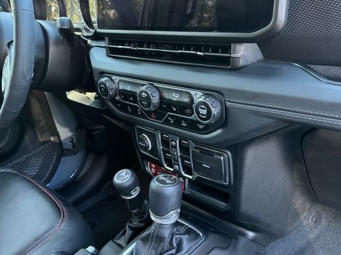 Used 2024 Jeep Wrangler Unlimited Rubicon AWD/4WD image 25