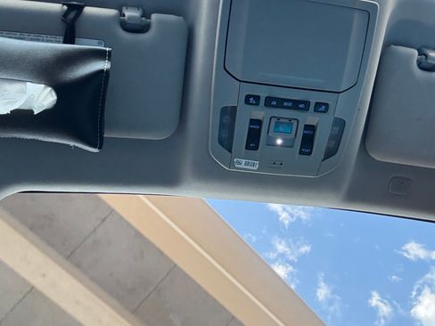 Used 2020 Toyota Highlander XLE FWD image 5