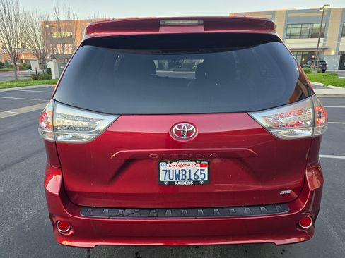 Used 2017 Toyota Sienna SE image 9