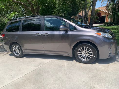 Used 2019 Toyota Sienna XLE FWD image 5