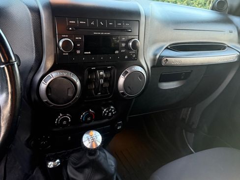 Used 2013 Jeep Wrangler Unlimited Sport image 8