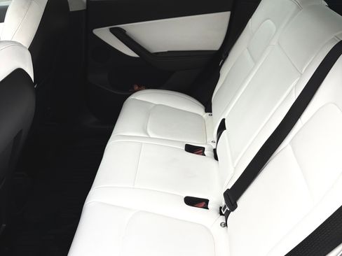 Used 2022 Tesla Model Y Performance image 10