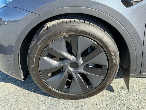 Used 2023 Tesla Model Y Long Range image 18