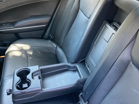 Used 2014 Chrysler 300 C image 9