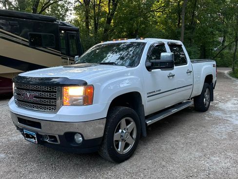 Used 2011 GMC Sierra 2500 Denali w/ Suspension Package, Off-Road AWD/4WD image 1