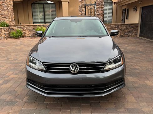 Used 2017 Volkswagen Jetta SE image 2