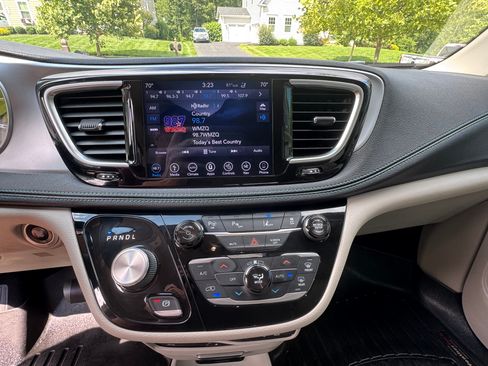 Used 2018 Chrysler Pacifica Limited w/ Advanced Safetytec Group FWD image 18