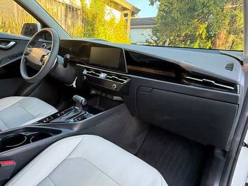 Used 2023 Kia Niro EX Touring image 28