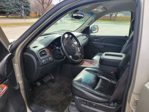 Used 2013 Chevrolet Suburban LTZ image 9