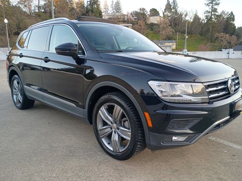 Used 2020 Volkswagen Tiguan SEL image 1