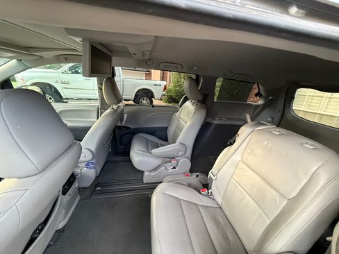 Used 2017 Toyota Sienna XLE Premium FWD image 14