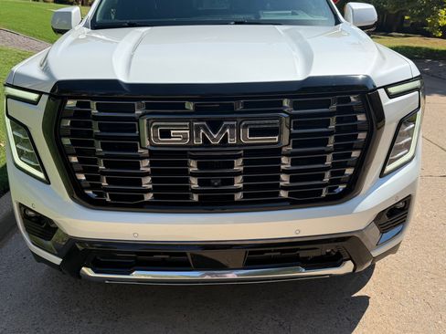 Used 2025 GMC Yukon Denali Ultimate AWD/4WD image 2