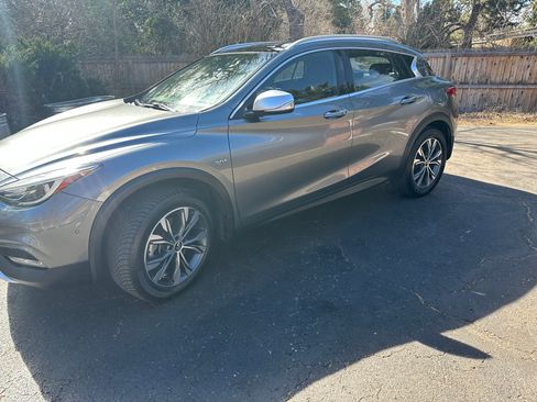 Used 2017 INFINITI QX30 Premium w/ Navigation Package image 4
