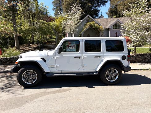 Used 2018 Jeep Wrangler Unlimited Sahara image 2