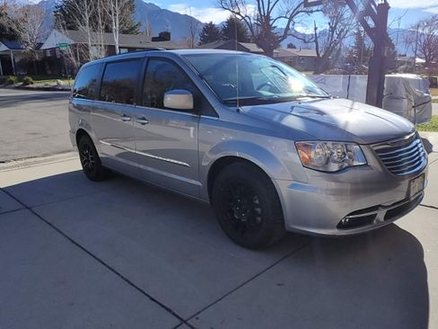 Used 2014 Chrysler Town & Country Touring image 4
