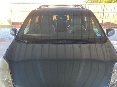 Used 2010 Toyota Sienna XLE image 1