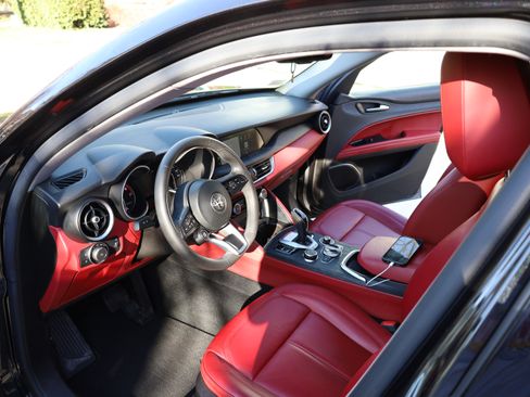 Used 2021 Alfa Romeo Stelvio Sprint w/ Nero Edizione image 5