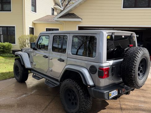 Used 2019 Jeep Wrangler Unlimited Sahara w/ Quick Order Package 24M Moab AWD/4WD image 10