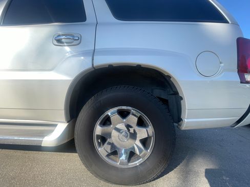 Used 2005 Cadillac Escalade AWD image 19