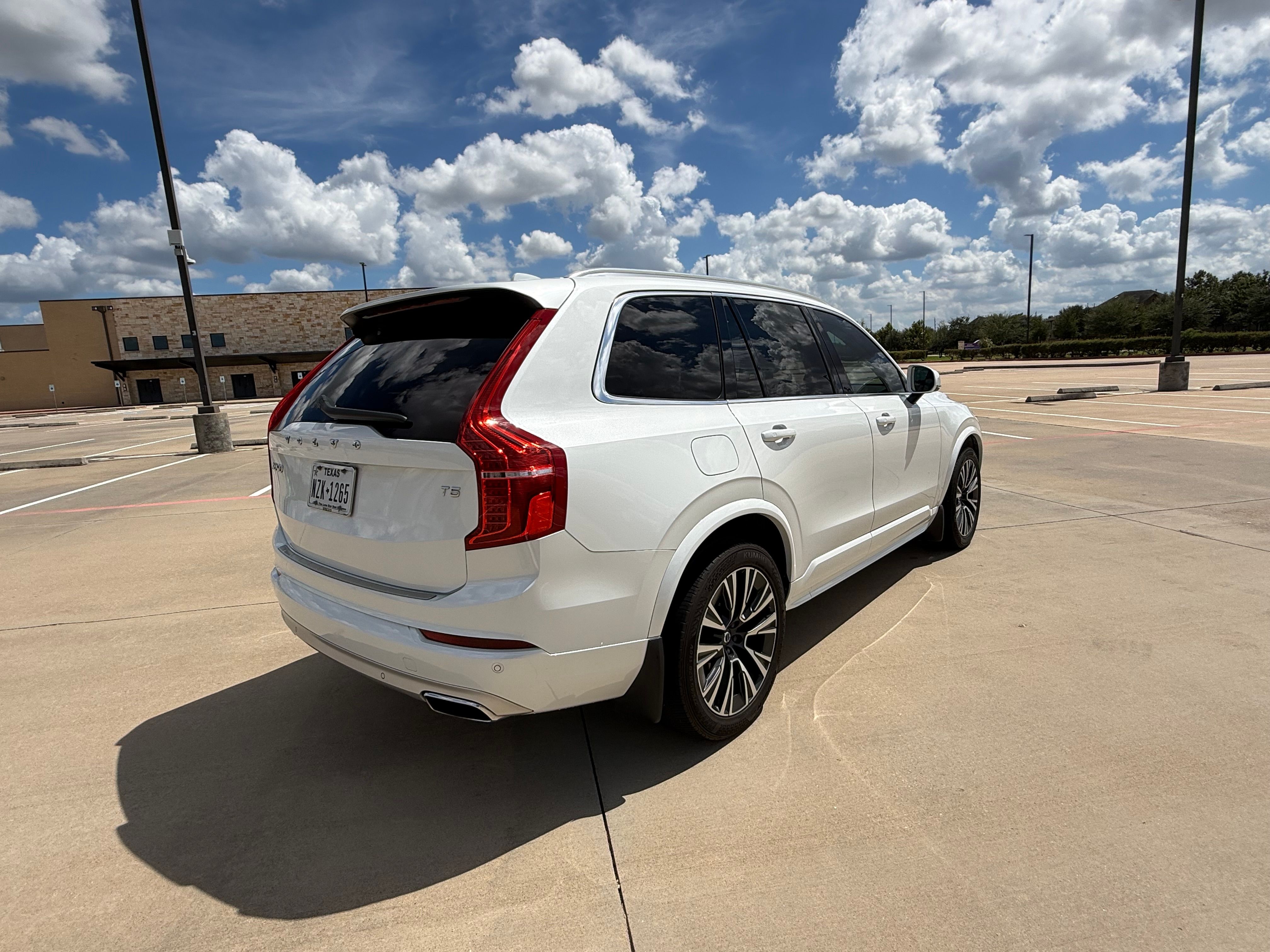 Used 2021 Volvo XC90 T5 Momentum w/ Protection Package Premier FWD image 9