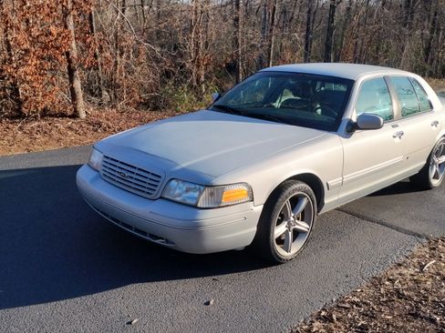 Used 2003 Ford Crown Victoria LX image 2