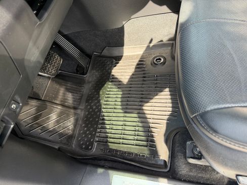 Used 2022 Toyota Highlander Limited image 15