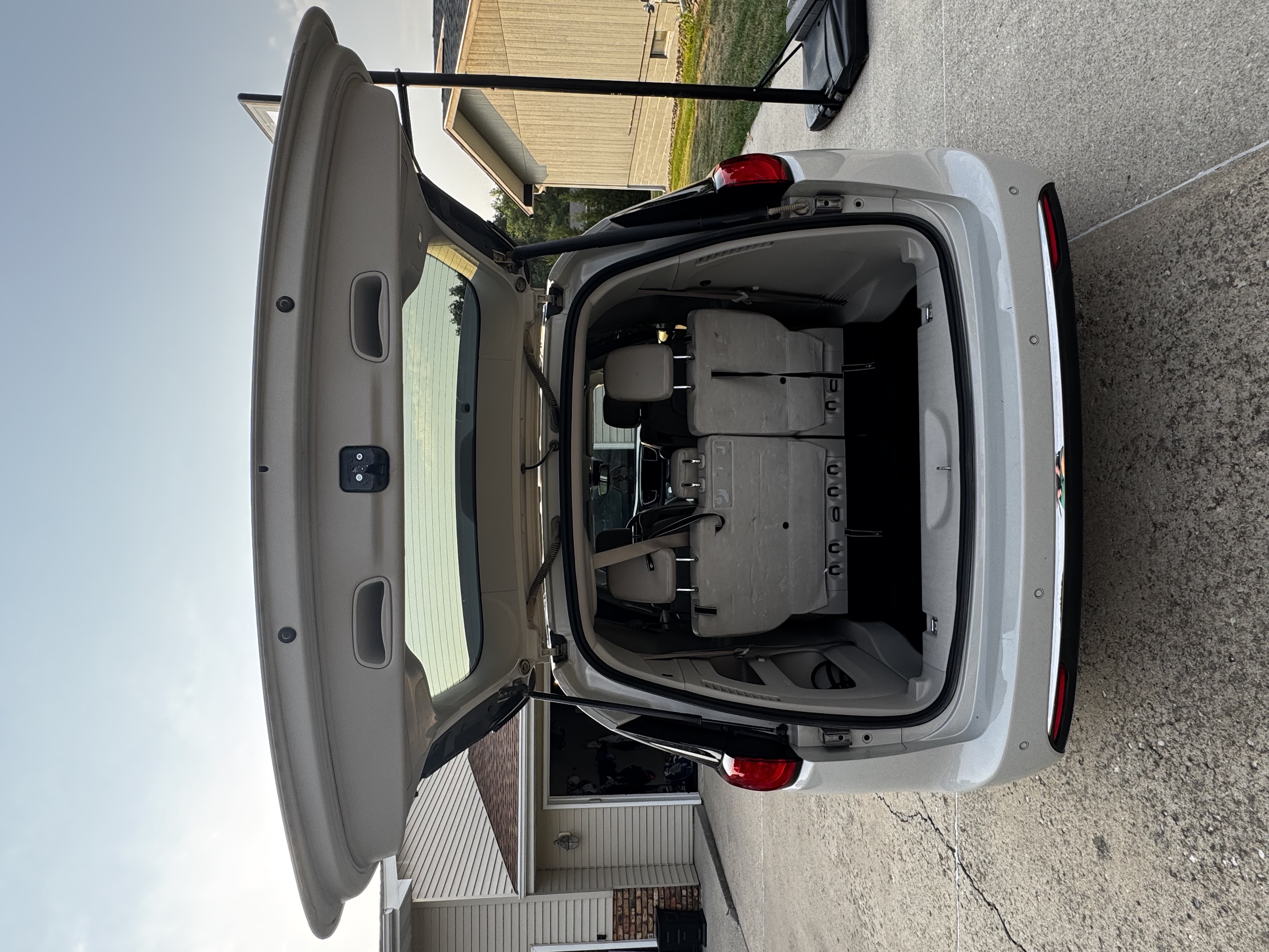 Used 2020 Chrysler Pacifica Touring-L Plus w/ Advanced Safetytec Group FWD image 17