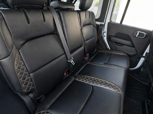 Used 2023 Jeep Wrangler Unlimited Sahara image 15