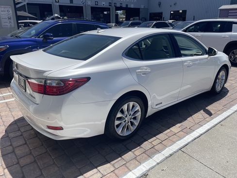 Used 2014 Lexus ES 300h w/ Luxury Package w/Bamboo Trim FWD image 2