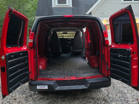 Used 2017 Chevrolet Express 2500 Van 3D image 4