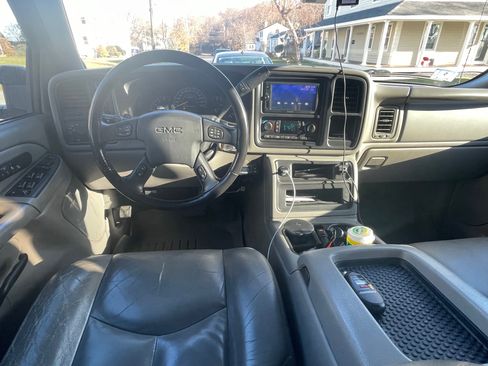 Used 2006 GMC Sierra 2500 SLT w/ Heavy-Duty Power Package AWD/4WD image 25