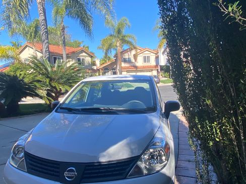 Used 2011 Nissan Versa Sedan image 2