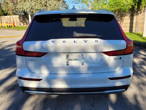 Used 2025 Volvo V60 B5 Cross Country Plus image 8