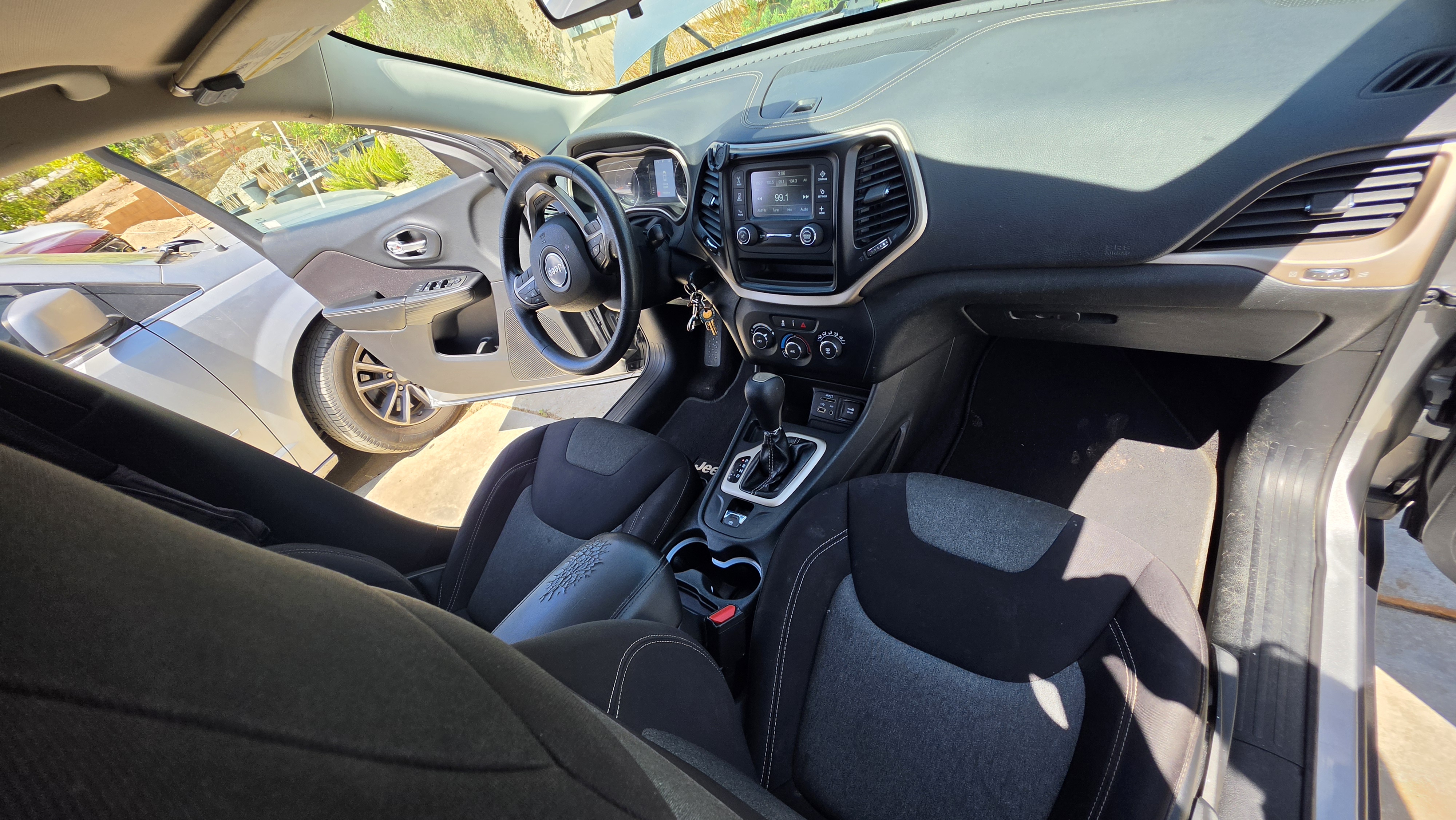 Used 2015 Jeep Cherokee Sport w/ Sport Appearance Group FWD image 11