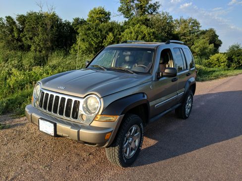 Used 2005 Jeep Liberty Limited w/ Trailer Tow Group AWD/4WD image 11