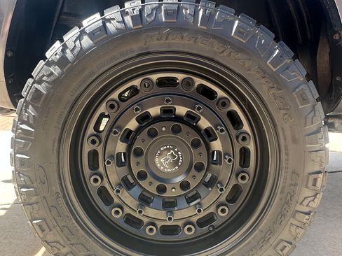 Used 2021 Toyota Tacoma Limited image 2