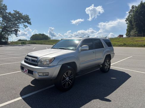 Used 2005 Toyota 4Runner Limited AWD/4WD image 2