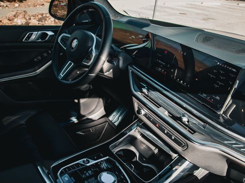 Used 2025 BMW X7 M60i w/ M Sport Professional Package image 2