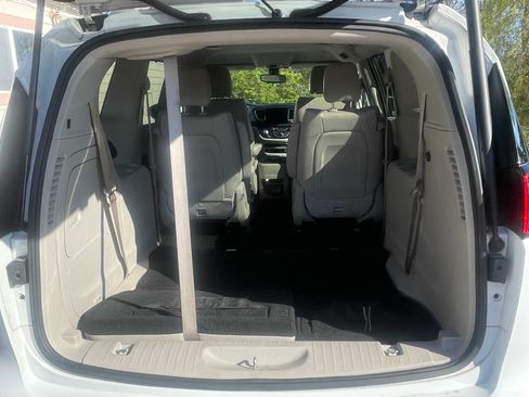 Used 2018 Chrysler Pacifica Touring-L FWD image 8