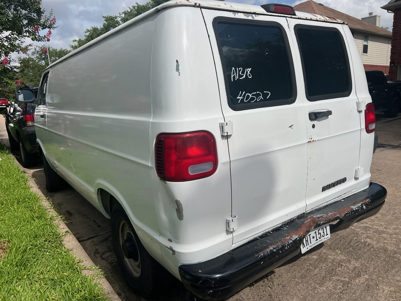 Used 2000 Dodge B2500 RWD image 2