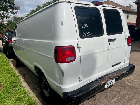 Used 2000 Dodge B2500 RWD image 2