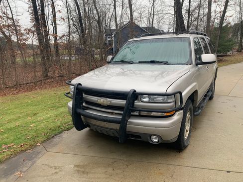 Used 2005 Chevrolet Suburban Z71 w/ Preferred Equipment Group image 2
