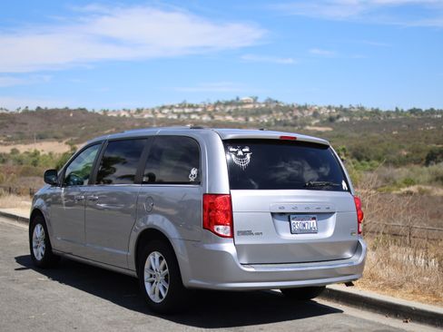 Used 2018 Dodge Grand Caravan SXT FWD image 2