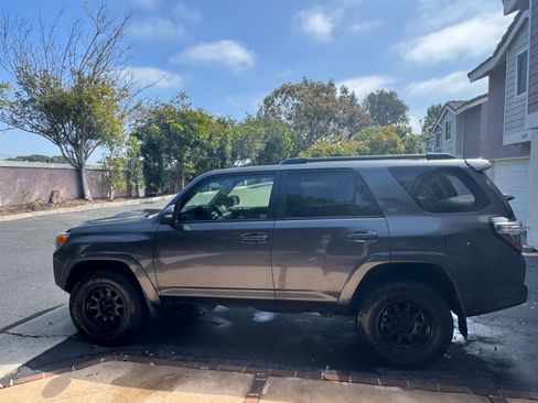 Used 2018 Toyota 4Runner TRD Off-Road Premium image 2